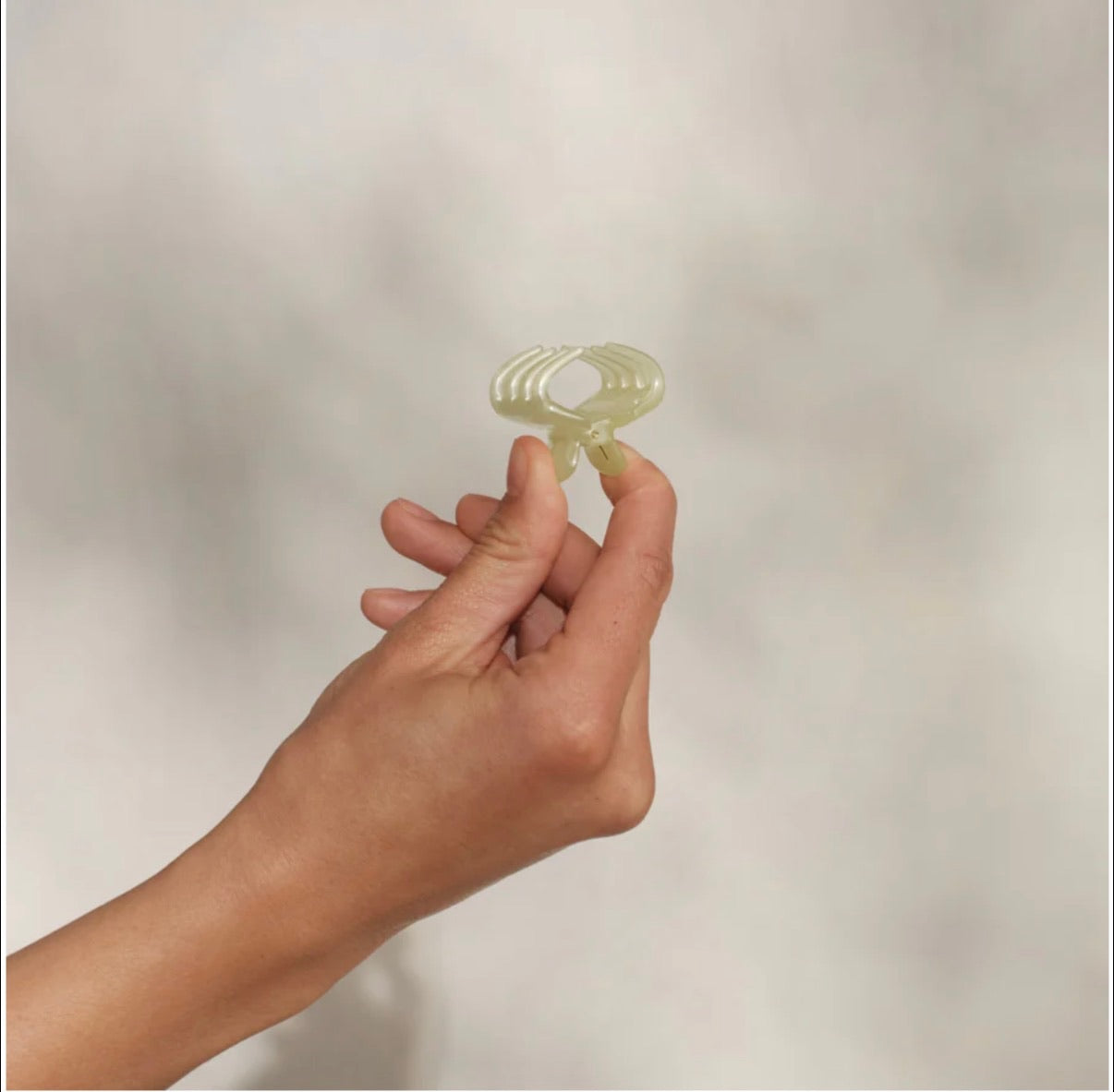 Kitsch Pearlized Cream & Butter Yellow Jelly Cloud Clips - Mini