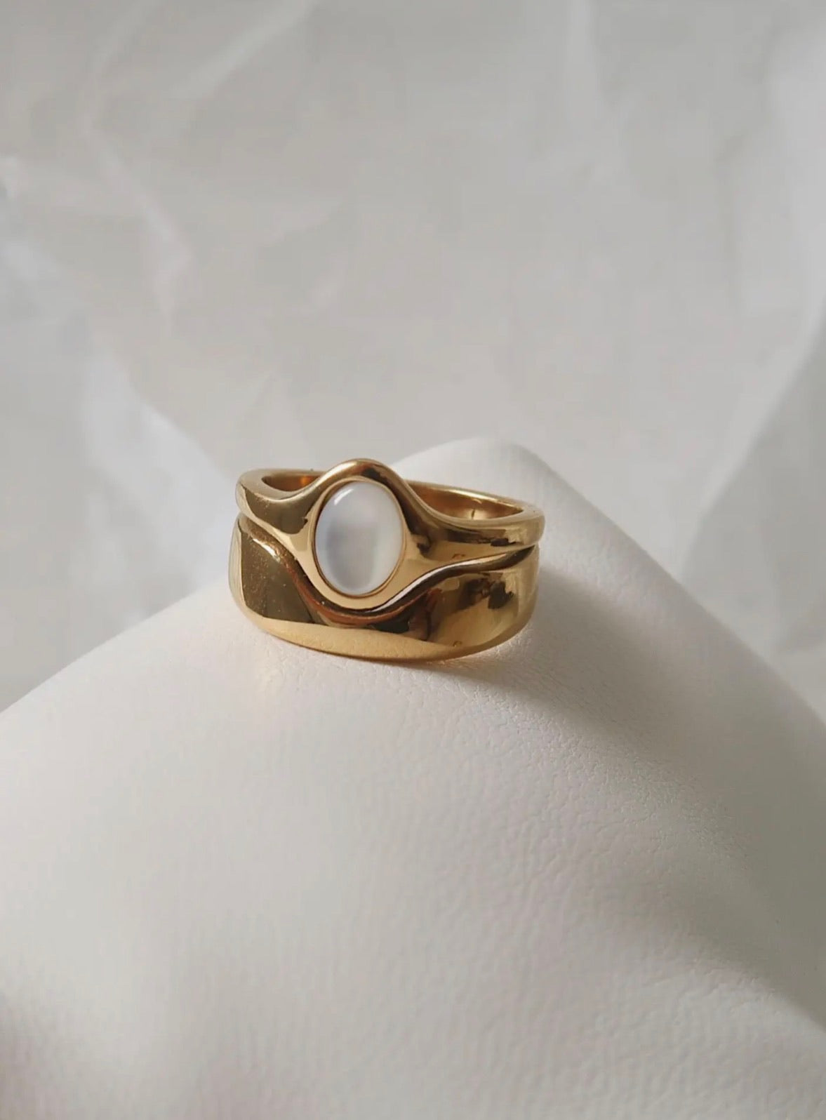 Alouette 18K Gold Non-Tarnish Stone Wave Ring