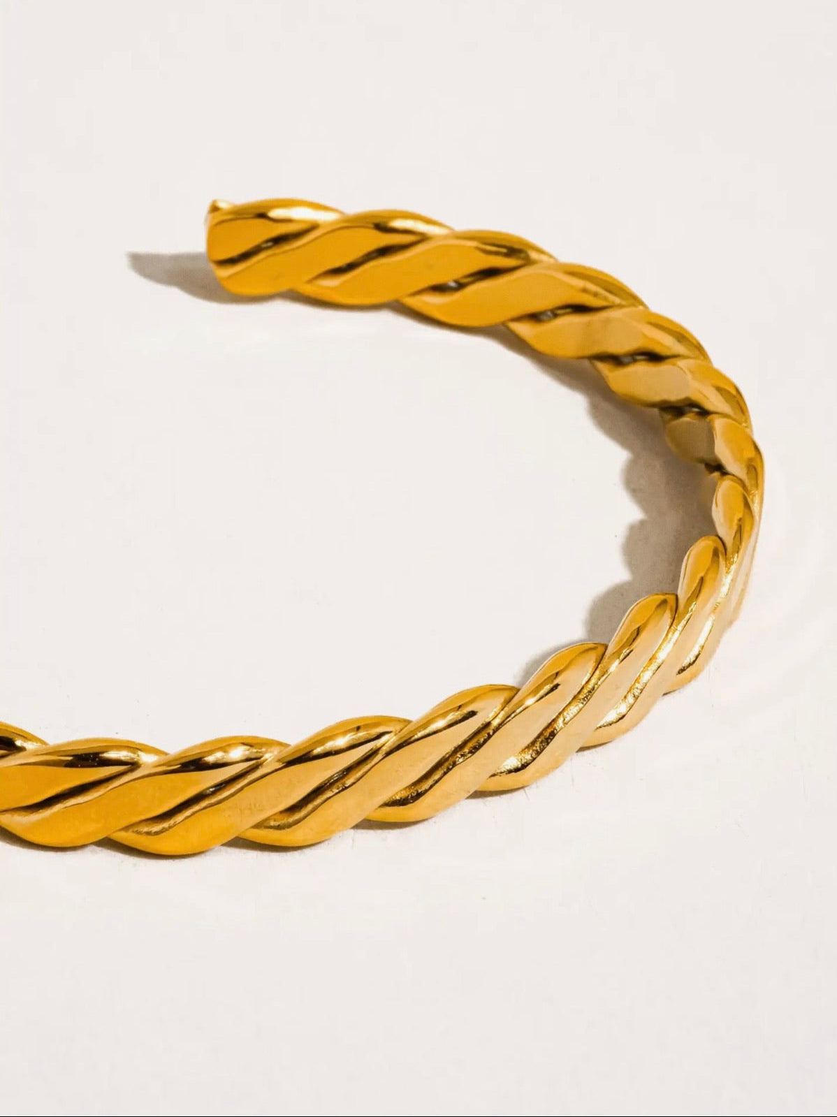 Bénir 18K Gold Non-Tarnish Braided Thin Bangle
