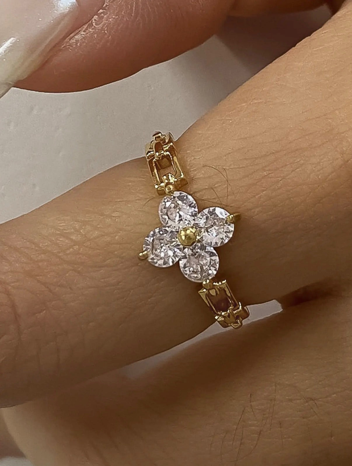 Finn 18K Gold Non-Tarnish Flower Chain Ring